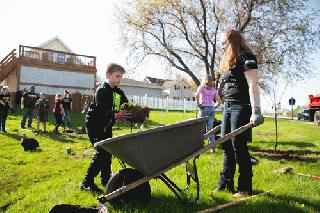 boy and girl planting tree in de pere